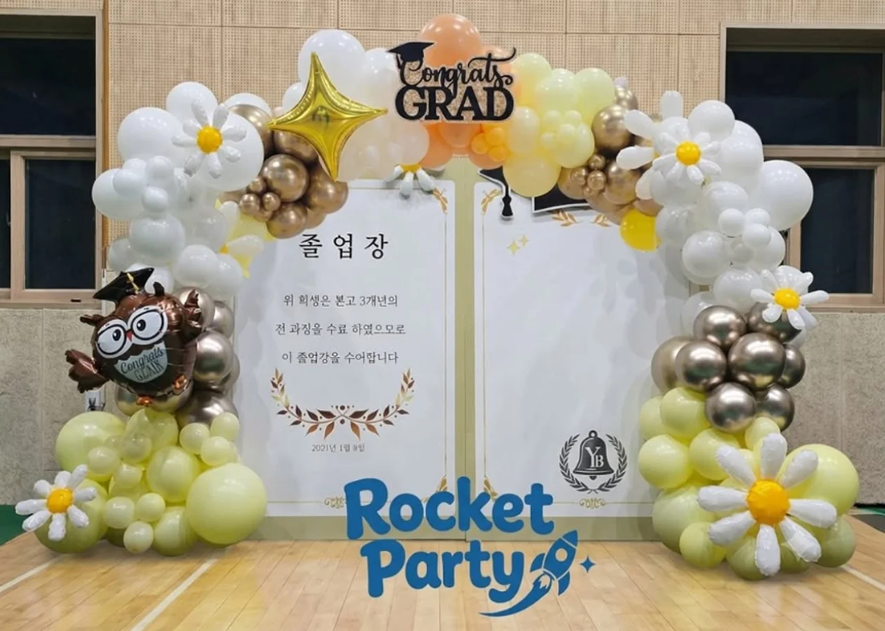 졸업식 졸업장 포토월 · 데이지 벌룬 아치